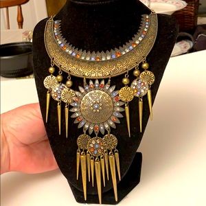 Short but adjustable necklace gorgeous look